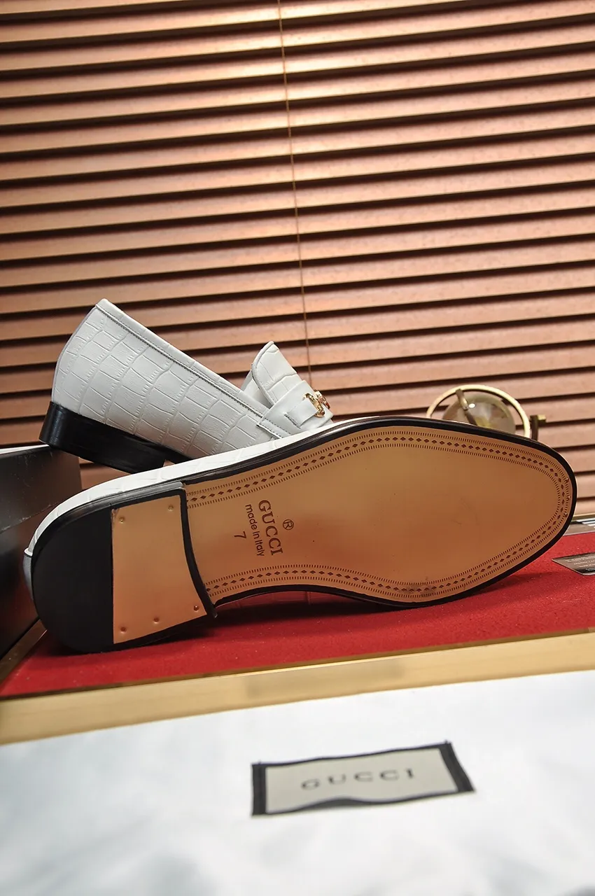 Men's shoes💰500💶Italy's top luxury men's shoe giant (GUCCI) (Gucci) (full cowhide lining) new arrival🍃Original European style🔰 Pleasant to the eye😍In order to make the shoes more durable and non-deformable🌀The production continues to follow traditional methods but there is still no lack of innovation💪Choose original sheepskin for the leather♻️ Smooth and natural And extra bright ⭐Made of imported cowhide, the first choice of rich people 38-45 (45 customized)